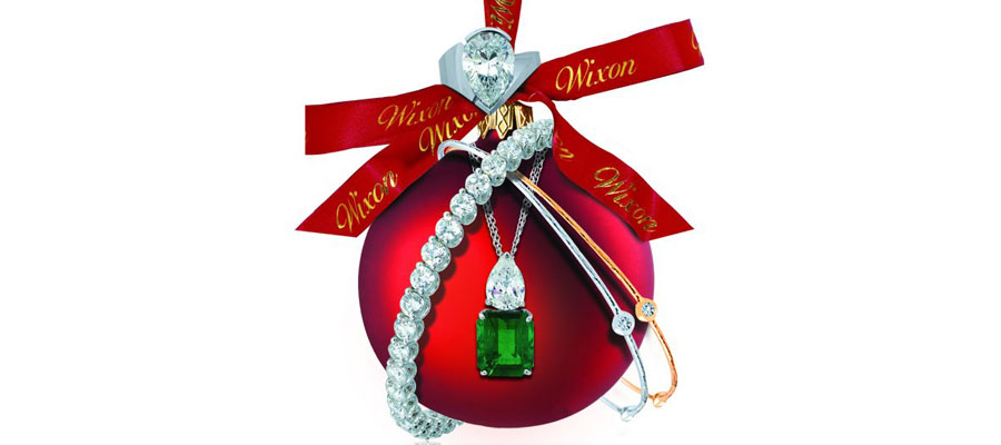 Blog-Ornament Ornament draped in jewelry