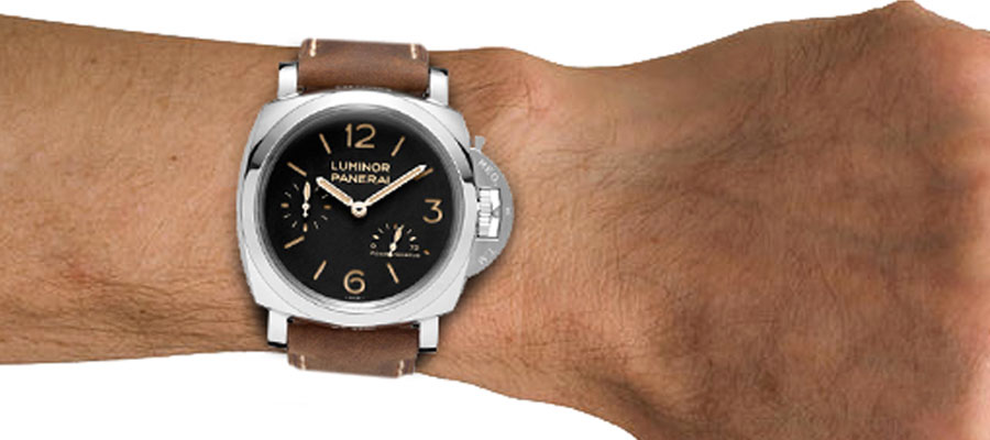Blog-forearms Wrist with a watch on it