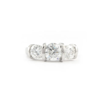 014099_1-round-brilliant-cut-diamond-engagement-ring