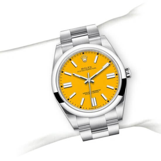 m124300-0004_modelpage_on_wrist_landscape