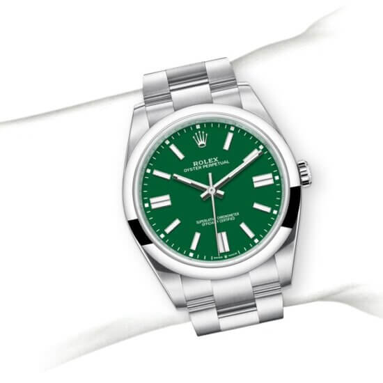 m124300-0005_modelpage_on_wrist_landscape