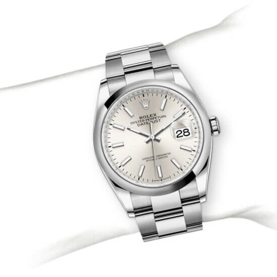 m126200-0002_modelpage_on_wrist_landscape