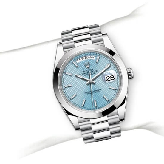 m228206-0004_modelpage_on_wrist_landscape