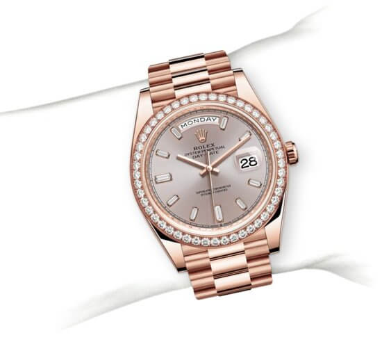 m228345rbr-0007_modelpage_on_wrist_portrait