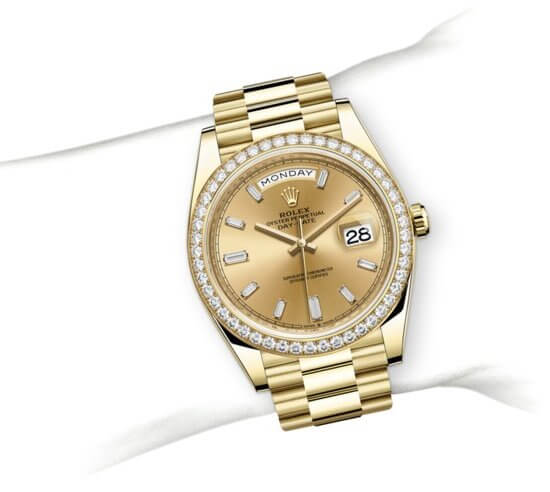 m228348rbr-0002_modelpage_on_wrist_portrait