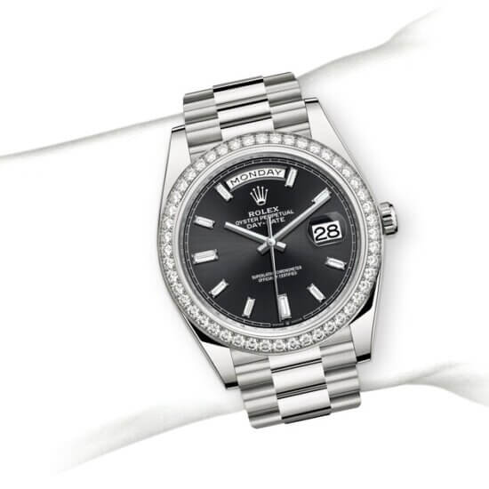 m228349rbr-0003_modelpage_on_wrist_landscape