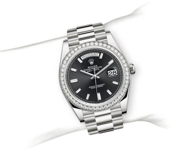 m228349rbr-0003_modelpage_on_wrist_portrait