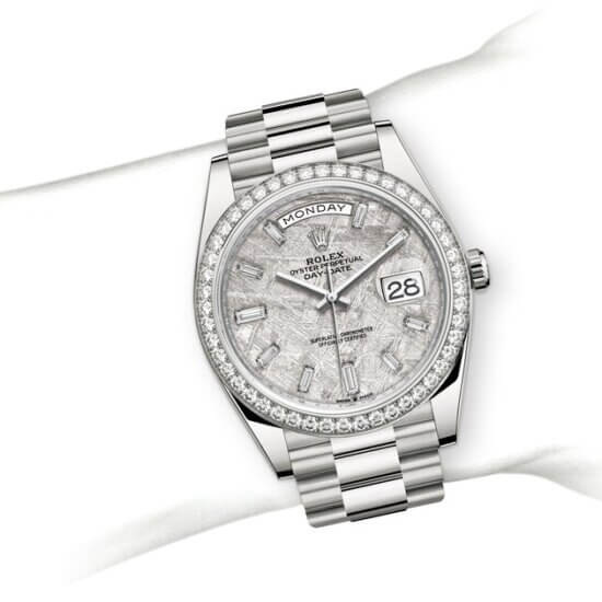m228349rbr-0040_modelpage_on_wrist_landscape