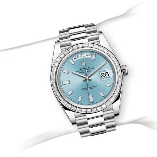 m228396tbr-0002_modelpage_on_wrist_landscape