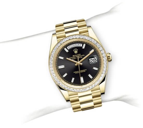 m228398tbr-0001_modelpage_on_wrist_portrait