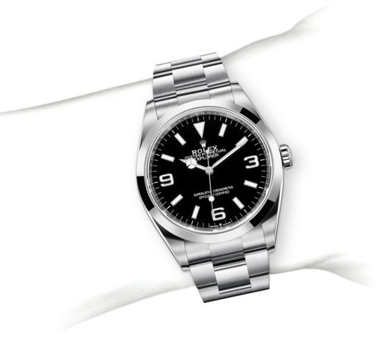 m124270-0001_modelpage_on_wrist_portrait.jpg