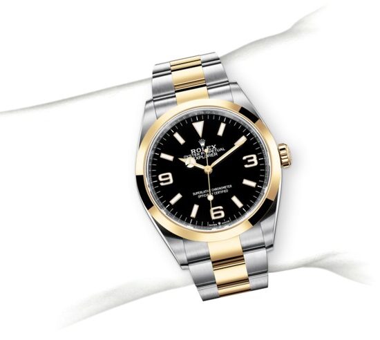 m124273-0001_modelpage_on_wrist_portrait.jpg