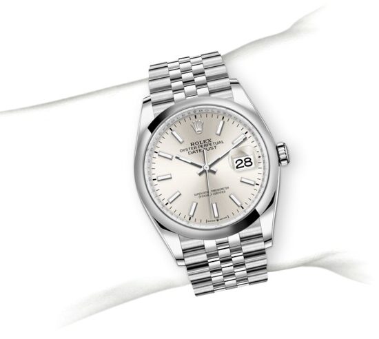 m126200-0001_modelpage_on_wrist_portrait.jpg