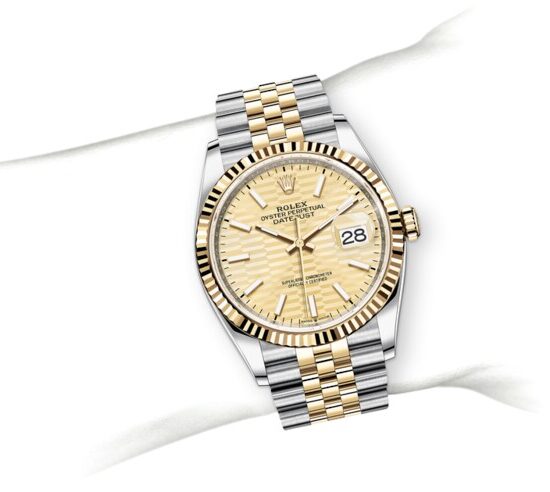 m126233-0039_modelpage_on_wrist_portrait.jpg