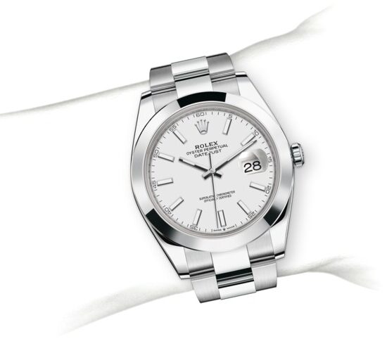 m126300-0005_modelpage_on_wrist_portrait.jpg