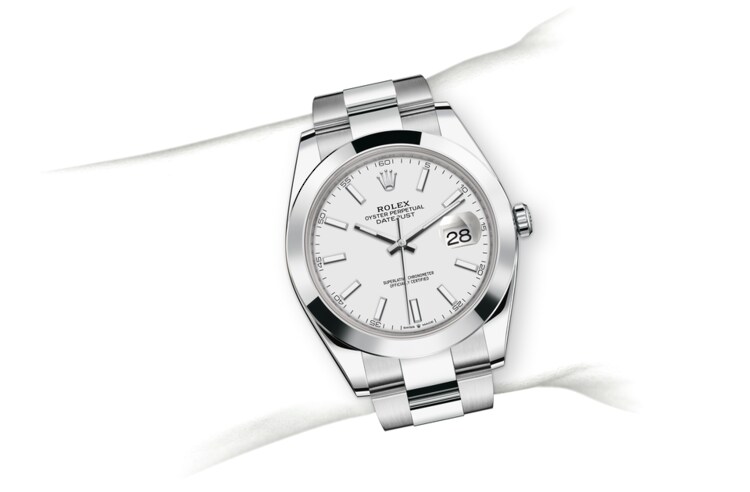 m126300-0005_modelpage_on_wrist_portrait.jpg