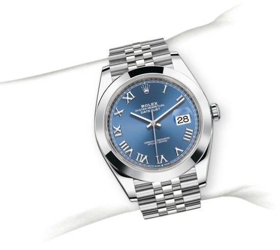 m126300-0018_modelpage_on_wrist_portrait.jpg