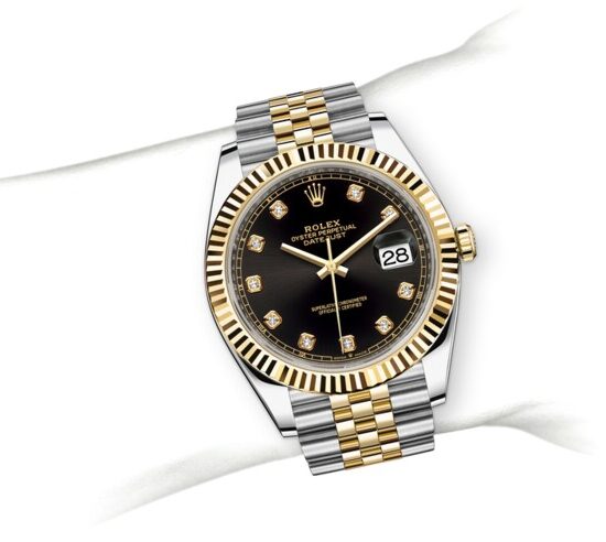 m126333-0006_modelpage_on_wrist_portrait.jpg