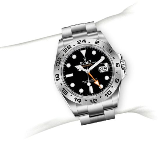 m226570-0002_modelpage_on_wrist_portrait.jpg