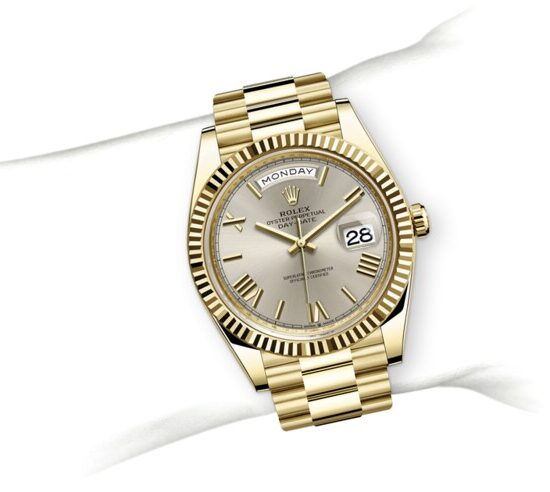 m228238-0002_modelpage_on_wrist_portrait.jpg