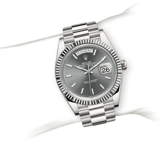m228239-0060_modelpage_on_wrist_portrait.jpg
