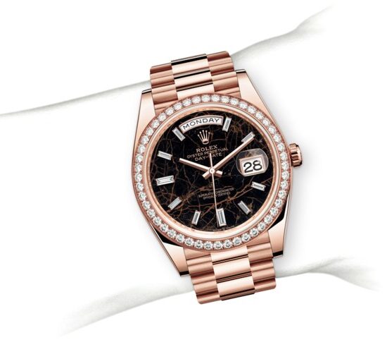 m228345rbr-0016_modelpage_on_wrist_portrait.jpg