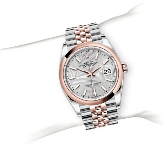 m126201-0031_modelpage_on_wrist_portrait.jpg
